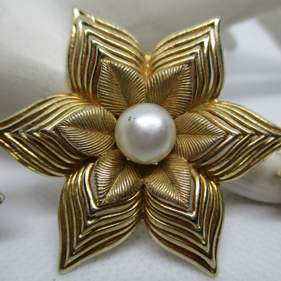 BOUCHER REAL PEARLS Goldtone Brooch Earring Set - Picture 5 of 8